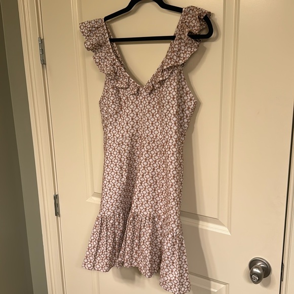 Mink Pink monochrome printed mini. Lightweight, lined, zipper back. - Picture 1 of 5